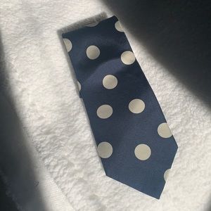 Blue polkadots tie